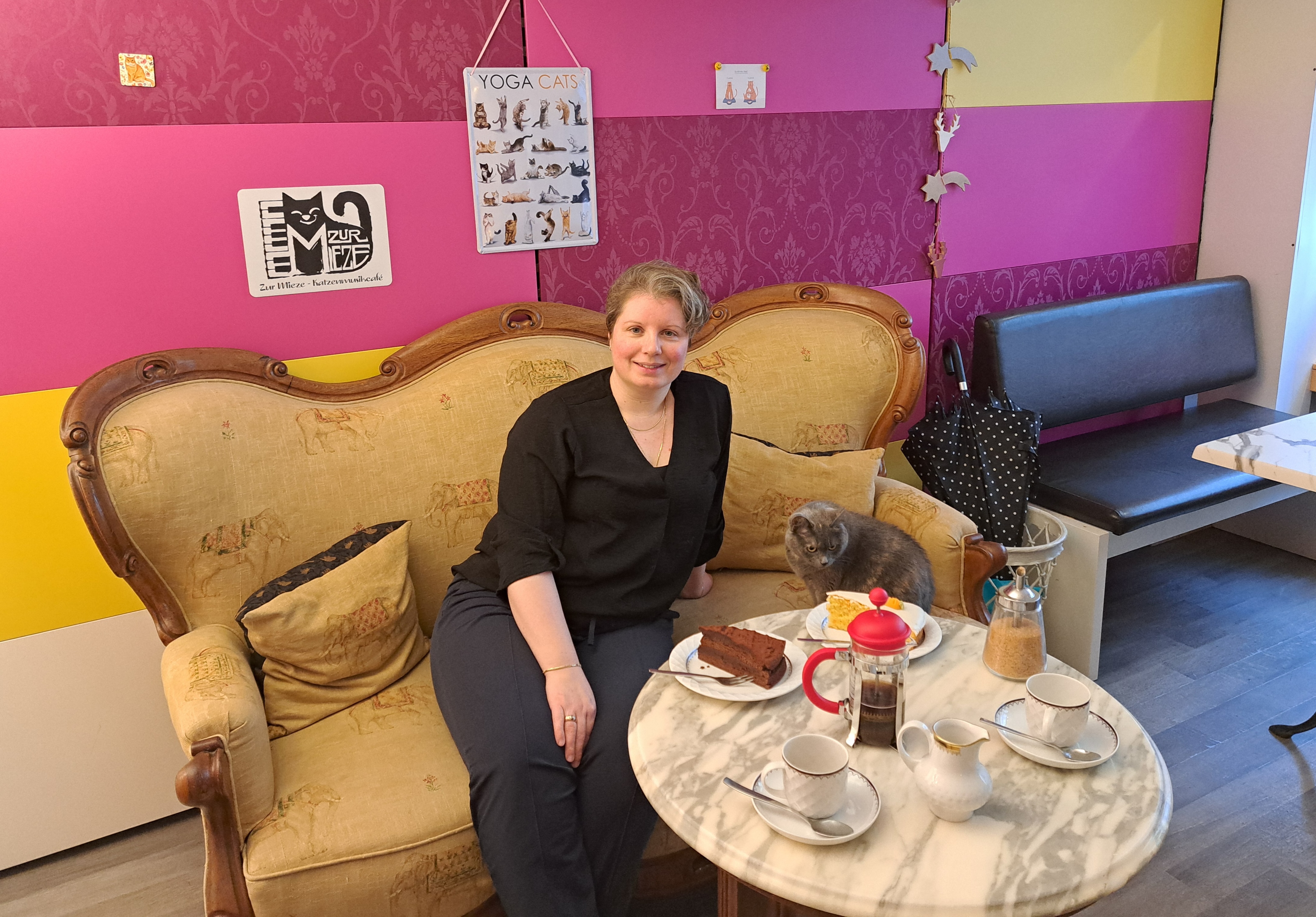 Caroline auf dem Vintage-Sofa